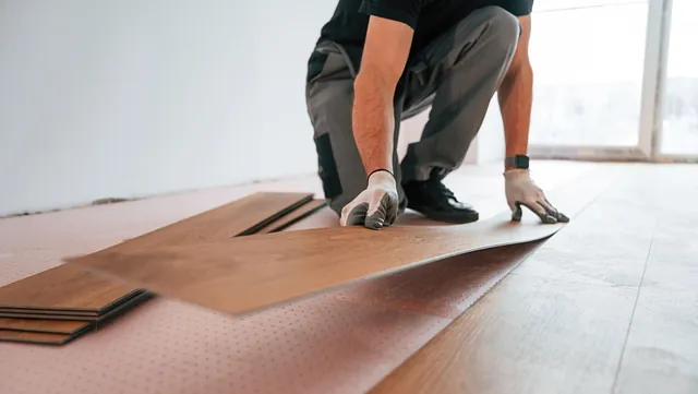 Mann legger parkett