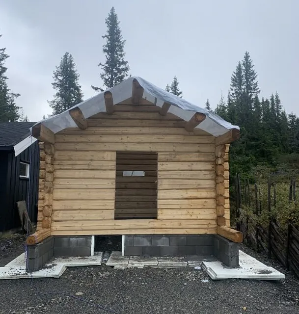 Nybygget hytte av tre