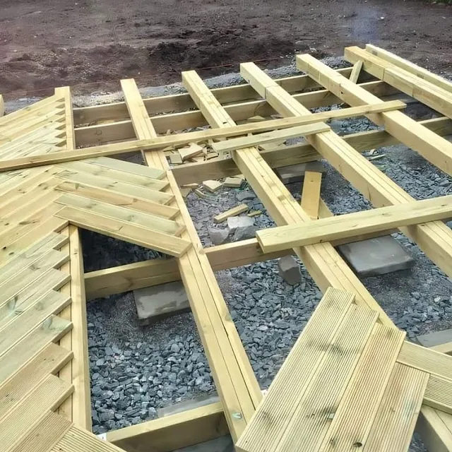 Veranda i fiskebein-stil.